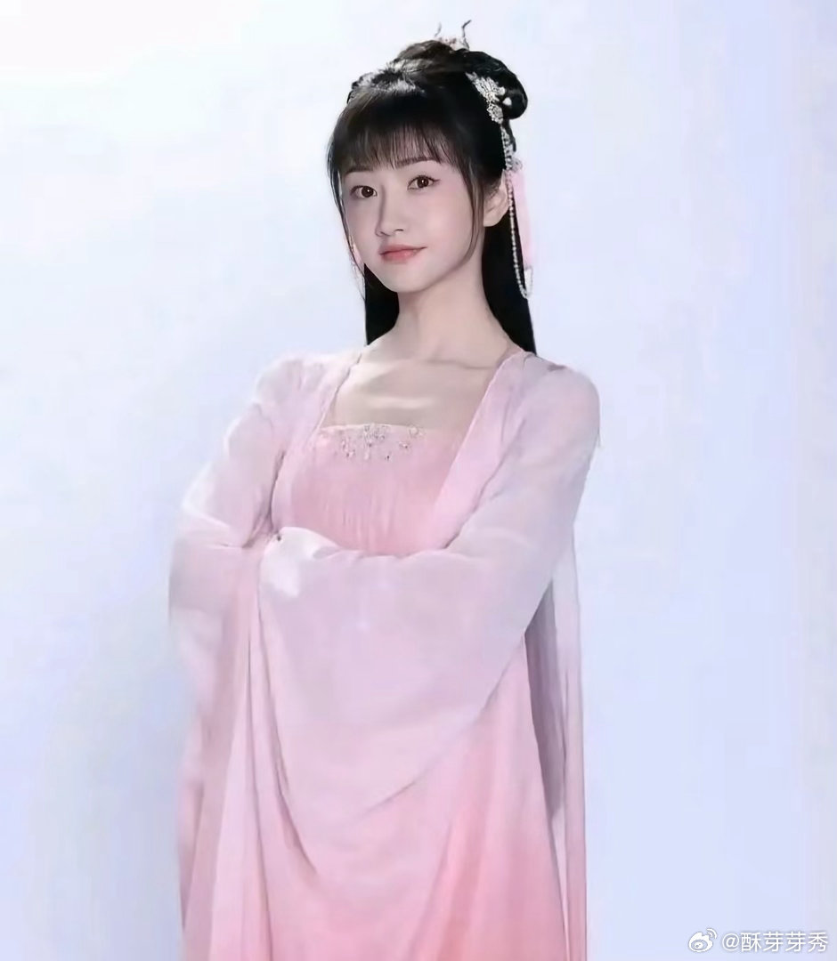 当年《沉香如屑》原定的女主是景甜，她和成毅的定妆照都拍好了，最后却是杨紫来救场，不知道她当初辞演的原因是什么？ ​