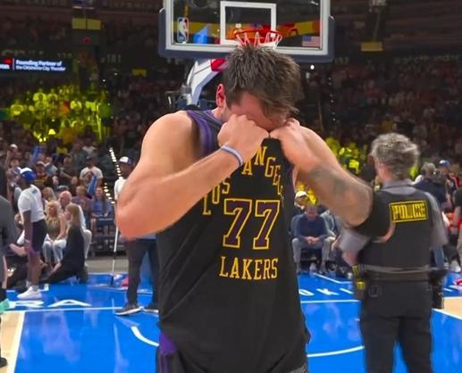 独行侠队崩盘了？错！东契奇腿筋撕裂，不是“倒下”，而是“演戏”！ 他右...