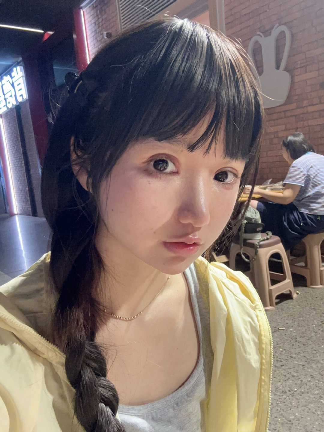 14pm和18pm的对比照。其实我更喜欢14的感觉，很真实，18很像ai啊…… ​