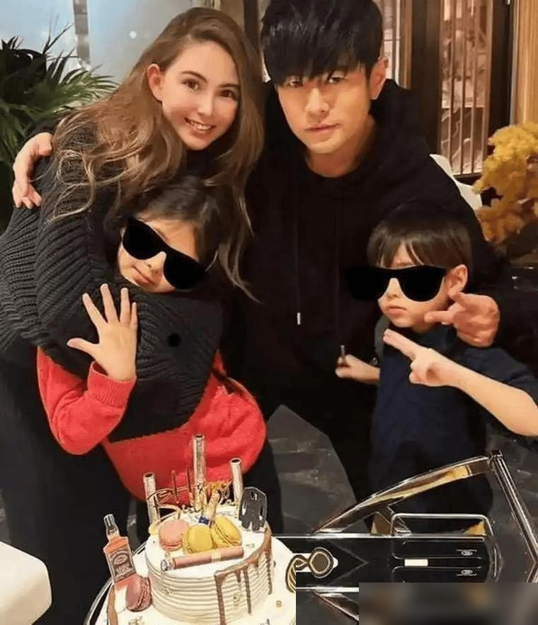 假周杰伦都在拼命商演捞金，真周杰伦却带着老婆孩子在农场挖泥巴。
昆凌晒出一家人挖黑松露的视频，全程没开滤镜，主打一个真实。
视频里的周董满脸胡渣，老态初显。昆凌纯素颜出镜，大女儿更是玩得一身泥，毫无包袱。这跟平时红毯上精致的明星夫妻，简直判若两人。
之前网友在墨尔本偶遇他们，还调侃说现在山寨周