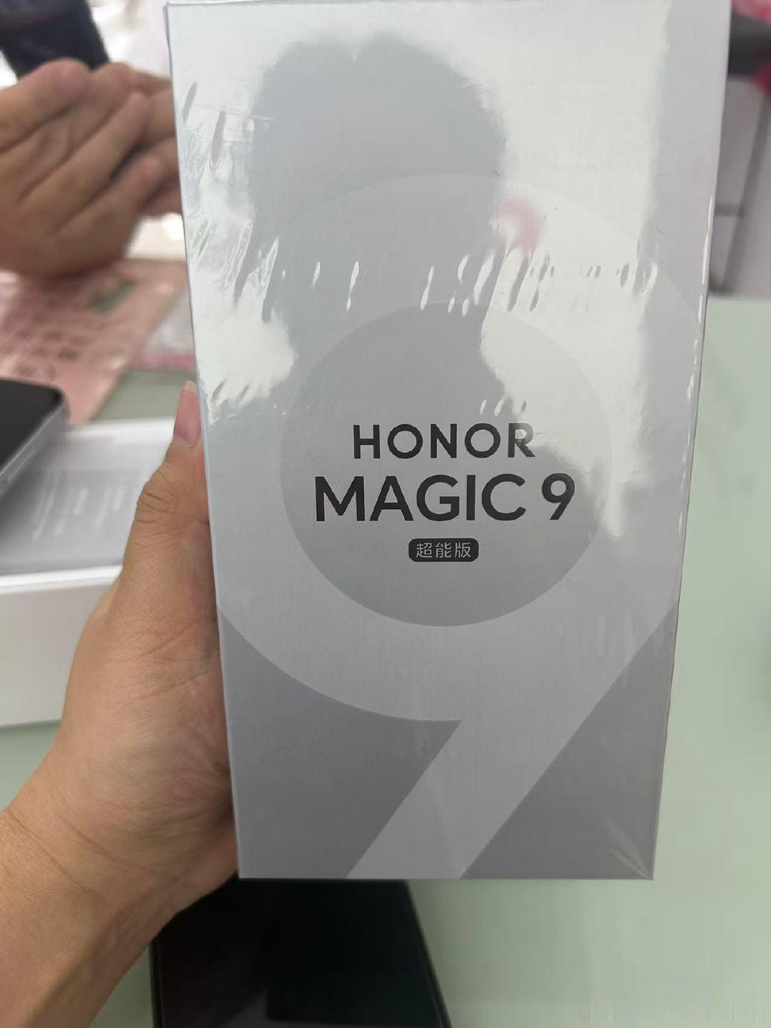 谁懂啊！蹲了超久的宝藏旗舰🌙
荣耀Magic9真的长在年轻人审美上
温润磨砂质感不沾指纹，颜值巨能打
拍照自带胶片滤镜，日常记录直接封神
不盲目换机，只为心动买单
狠狠期待真机到手！#荣耀Magic9  #荣耀RobotPhone ​