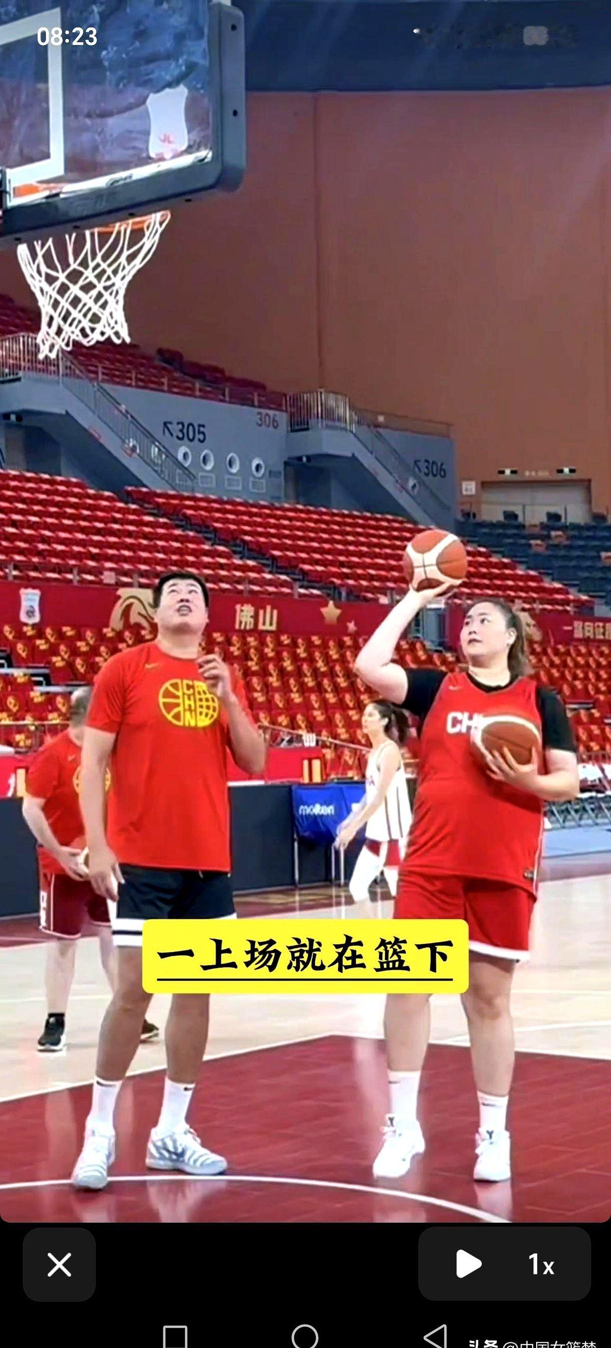 一声闷响，对手连人带球被扇飞出底线。女篮“巨无霸”刘禹彤登场了。

篮下要位，接球，沉肩，一个转身硬扛两名防守队员，把球稳稳放进篮筐。回过头来，对面刚想突破偷袭，迎面就是一记劈头盖脸的大帽，瞬间把对手打得直摇头。

替补上阵连汗都没出透，她就把禁区变成了自家的后花园。不仅能靠吨位生吃硬吃，还能从人缝