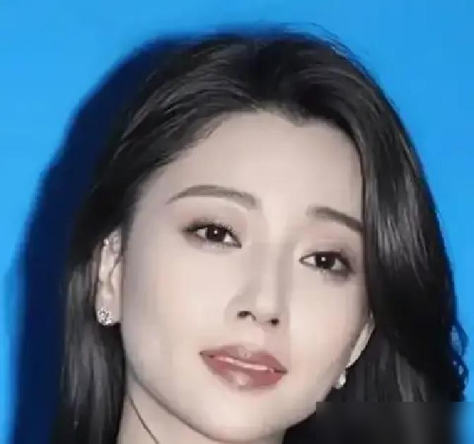 拍闺蜜老公的吻戏连NG6次，殷桃差点当场社死！
殷桃跟刘天池是多年好友，祖峰就是刘天池的丈夫。2012年拍《时尚女编辑》，刚好安排俩人拍吻戏，前前后后重拍了6次才过。
拍完殷桃赶紧给刘天池打去电话道歉，一个劲说都是工作需要，实在不好意思。
结果刘天池一句话给殷桃整不会了：拍戏嘛难免，他拍这种戏