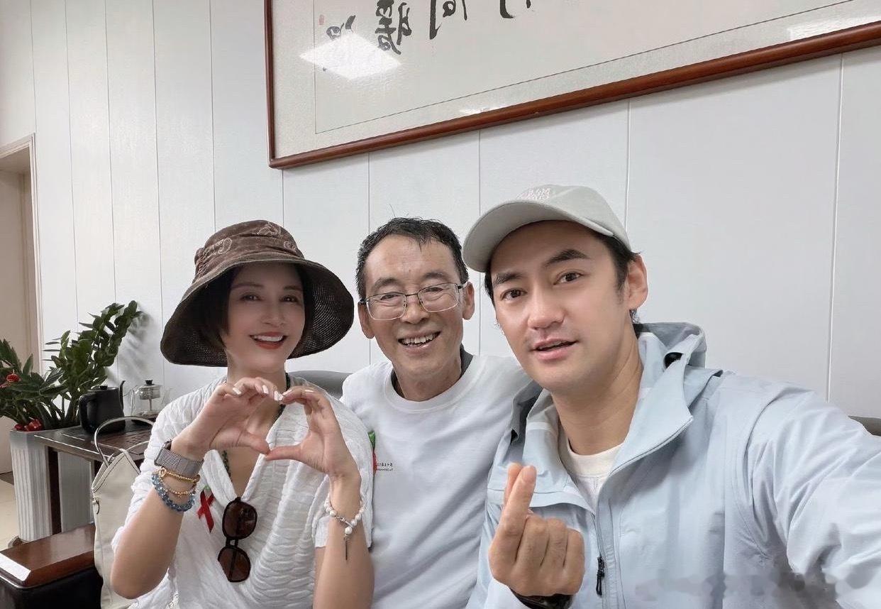内娱的🍉

1.张歆艺年纪大了身体吃不消，也没有那么多精力再照顾孩子，就一直没答应袁弘想要生个女儿的想法。

2.范丞丞跟杨天真认识是因为姐姐的关系，对方一直都在帮忙做营销，帮忙公关处理舆论。

3.王安宇人挺好的，性格也不错，在业内于比较受欢迎的类型，他算是挺洁身自好的那种，私下不会乱来 ​