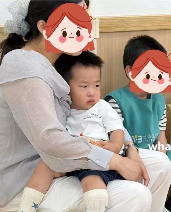 记•送转上学失败
后知后觉发现自己竟然被他毫无保留地爱着
［小小只  小小背影  小小声喊妈妈］

预期中 托育是水到渠成的一件事

早在一年前我就做好了准备

家人支持 工作需要 娃需要社交

我给自己找个无数个理由

可看着老师怀中 哭到力竭的 无助的他

从未想过我会如此难过

／当我决定接他回家 ​