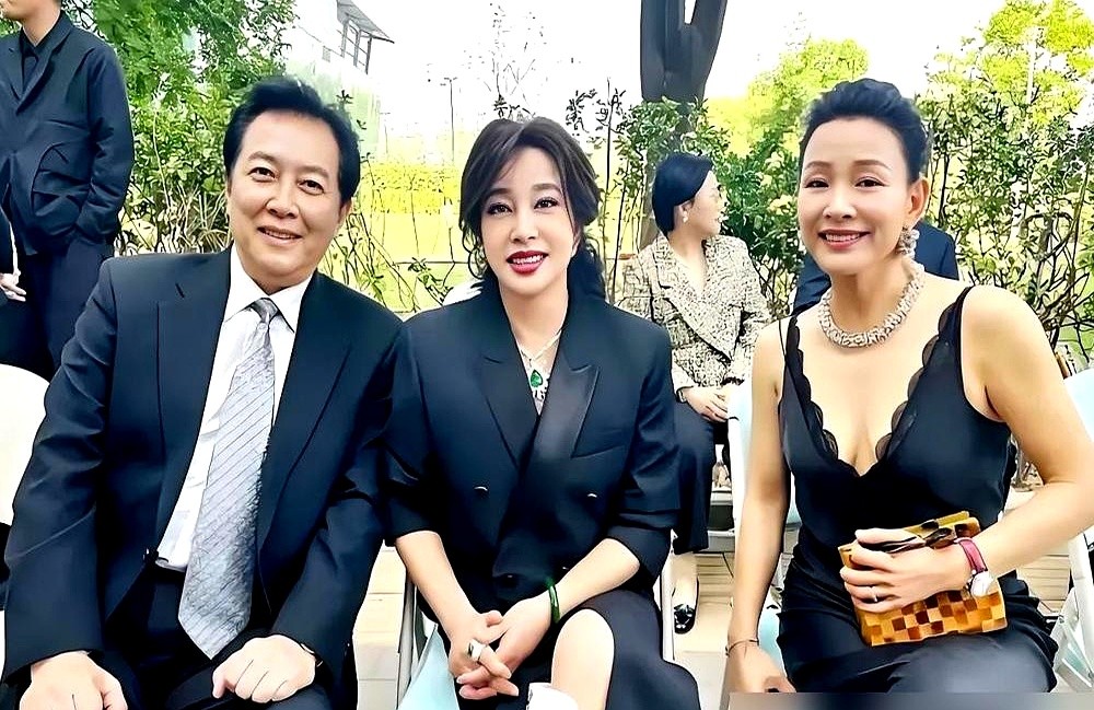 74岁的唐国强突然停下脚步猛回头，网友瞬间脑补出一部宫斗剧。

红毯视频里陈冲走在前面，唐国强回头看刘晓庆，被说成冷脸孤立和旧情难忘。完整视频一出，全网打脸。

陈冲快步走是去前面引导站位，唐国强放慢步子，纯粹是怕75岁的刘晓庆腿脚不便摔着。到了内场，陈冲和刘晓庆直接搂着唱绒花。

47年前拍小花，