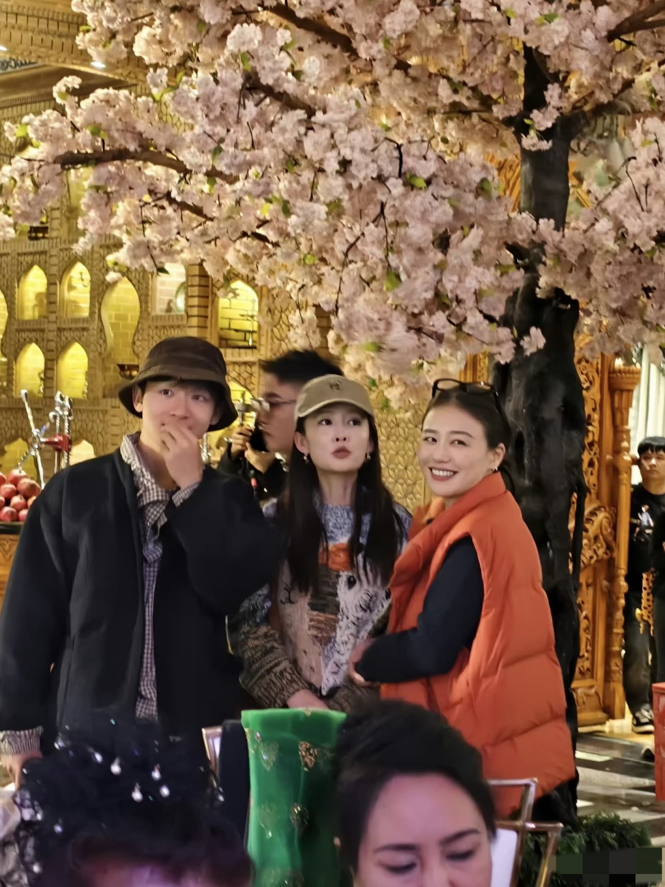 马思纯、李沁、张晚意现身新疆，这是她们三人最新的综艺节目！之前她们一起参加过花少，没想到这次又专门出了一个她们三个人的综艺，真的太合适了，她们三个的气场很合，都是属于那种底色善良、温柔细腻，肯为别人考虑的人，相处起来非常舒服，她们三个在一起的氛围就很和谐，而且马思纯现在的状态真好，容光焕发，体重刚刚