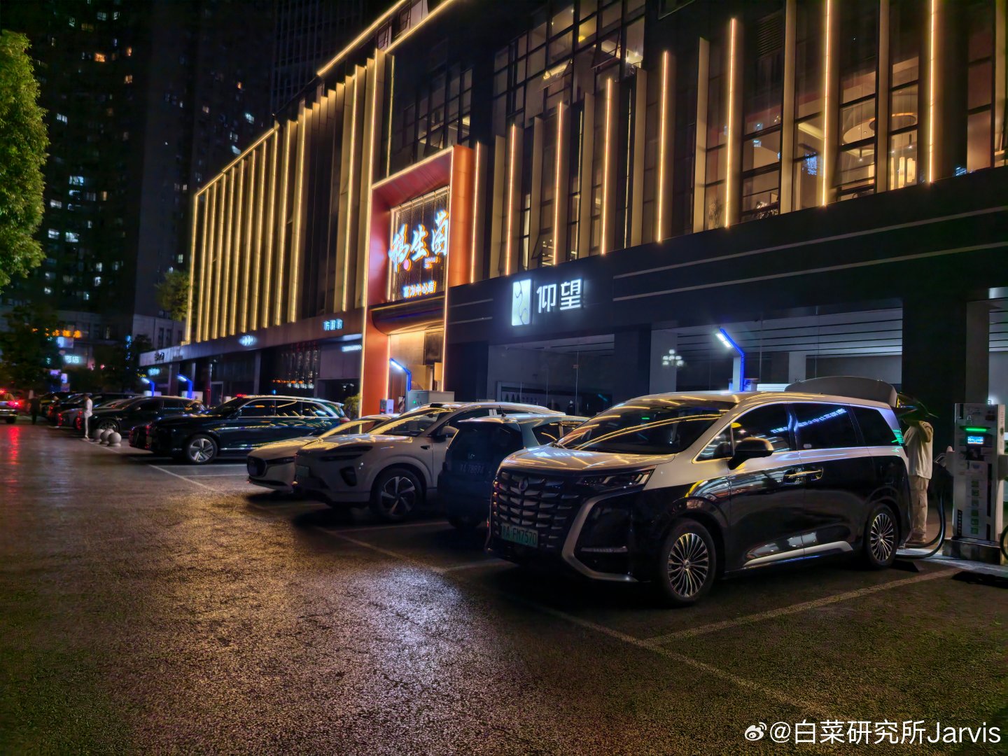 看起来这是个大经销商啊，仰望、方程豹和海洋三家店并排连起来了，家大业大家大业大啊[捂嘴哭]  ​