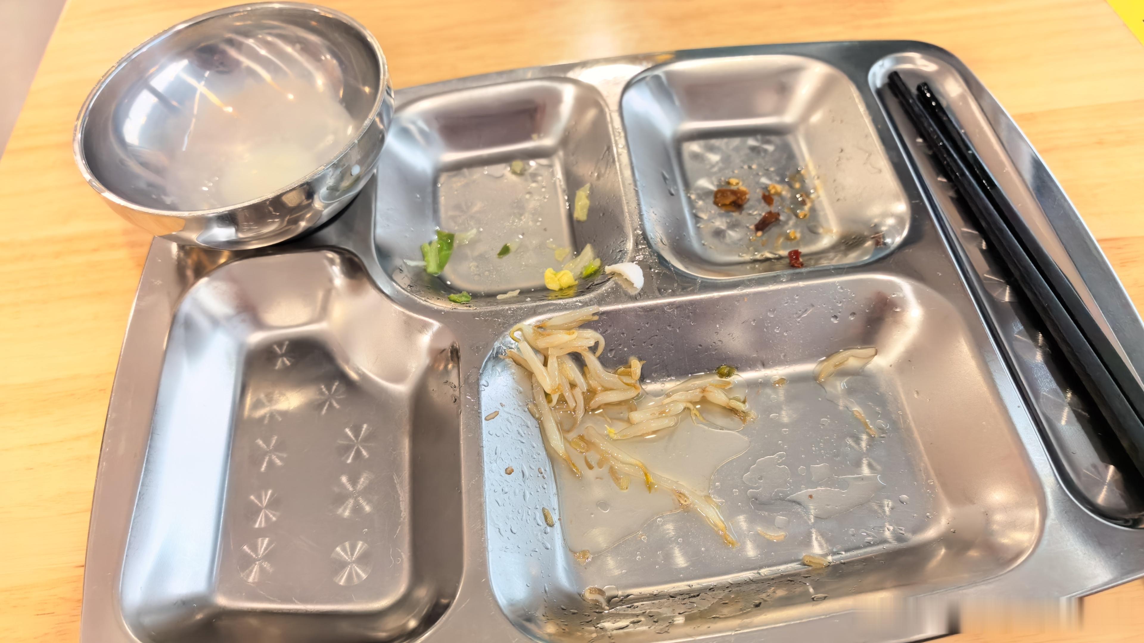 早上六点起床，打车去齐鲁，中午十二点半体检完
核磁共振排队1.5小时，往返三座楼预约磁共振0.5小时，超声排队2.5小时
我已力竭，明年宁愿选孙村的过度医疗也不能选齐鲁[淡淡的][淡淡的][淡淡的]
我方肠胃镜没清醒完全是话痨本痨，一分钟两个问题，问一个我答一个，我答一个她谢谢一遍[哈哈]
问题全是 ​