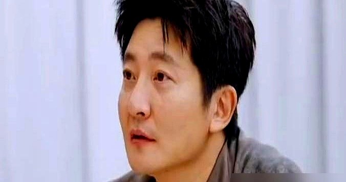 跑去圈内前辈家里痛哭，还连名带姓直呼其名，这算没大没小吗？

郭京飞在《不想睡的星期五》饭桌上自爆，私下和陈靖可跑去何炅家。俩人聊着聊着全哭了，郭京飞还连名带姓直呼“何炅”。

这细节让网友吵翻了。有人批他没分寸，有人说这是真没当外人。以何炅在圈内的地位，能让人进门哭完还喊全名，交情绝非一日。

成