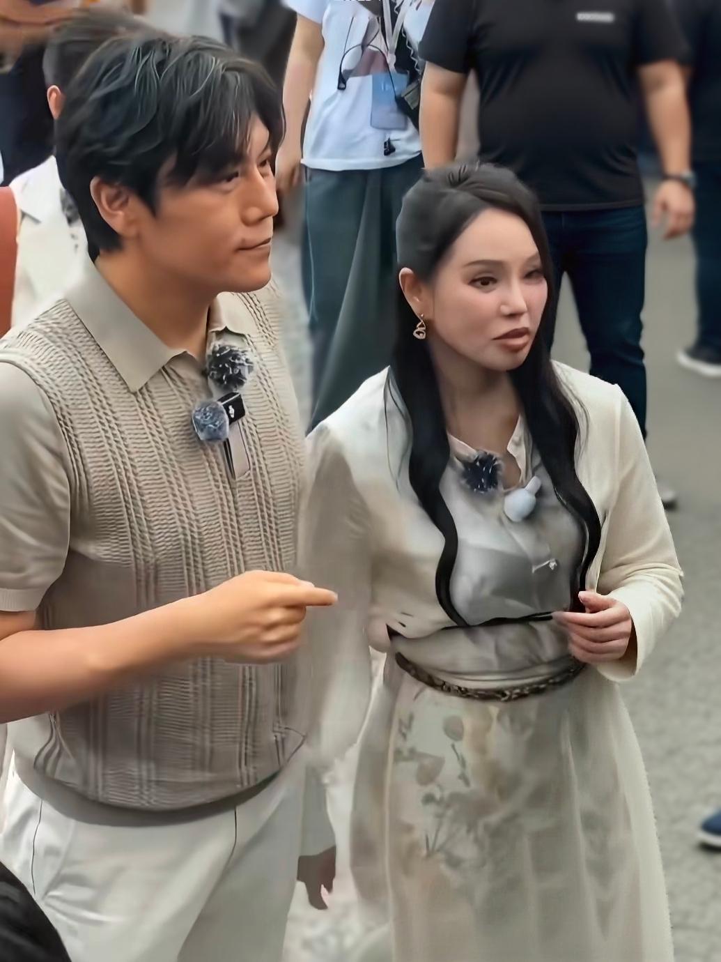 伊能静这张照片有点撞脸刘晓庆了。58岁这个状态保养的很可以了