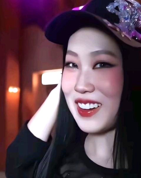 劝一个十六七岁的高个姑娘去削骨垫鼻子，到底是审美还是心瞎？

当年在亲子节目里被笑话不好看的沈佳润，如今个头窜到一米七，单眼皮、宽下巴，往镜头前一站，浑身都是舒展的超模劲儿。偏有人在评论区敲键盘，教她怎么去动刀改成网红脸。

看看满屏千篇一律的尖下巴假鼻子，笑起来皮笑肉不笑，还没看够吗？

纯天然的