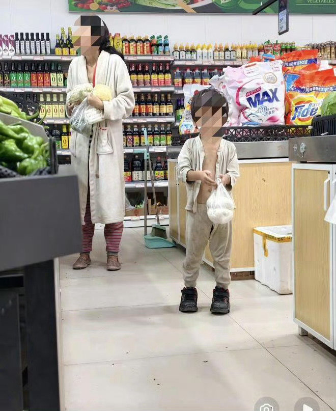 #衣衫不整男孩姥姥发声#看着小男孩好可怜 ​