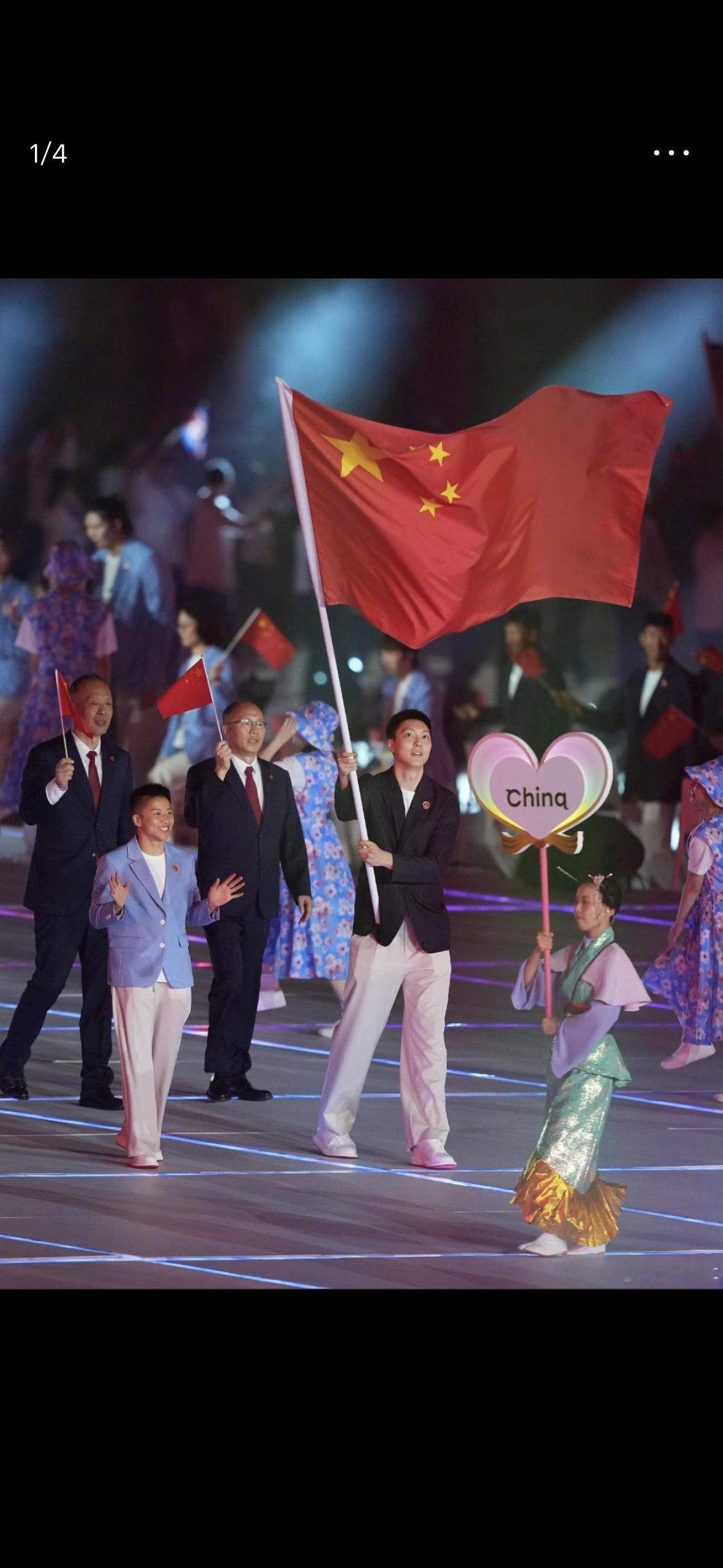 应该让李弘权当中国队亚运旗手。下午看了亚运男篮铜牌之战，我认为胡明轩真是有损亚运中国队旗手形象，全场只得2分，斗志不旺，突破屡屡失误；反观李弘权在中国队落后阶段，敢打敢拚，连续远投3分并抢断上篮得分，霸气十足。这种硬汉不当旗手真是可惜，大家认为呢？
