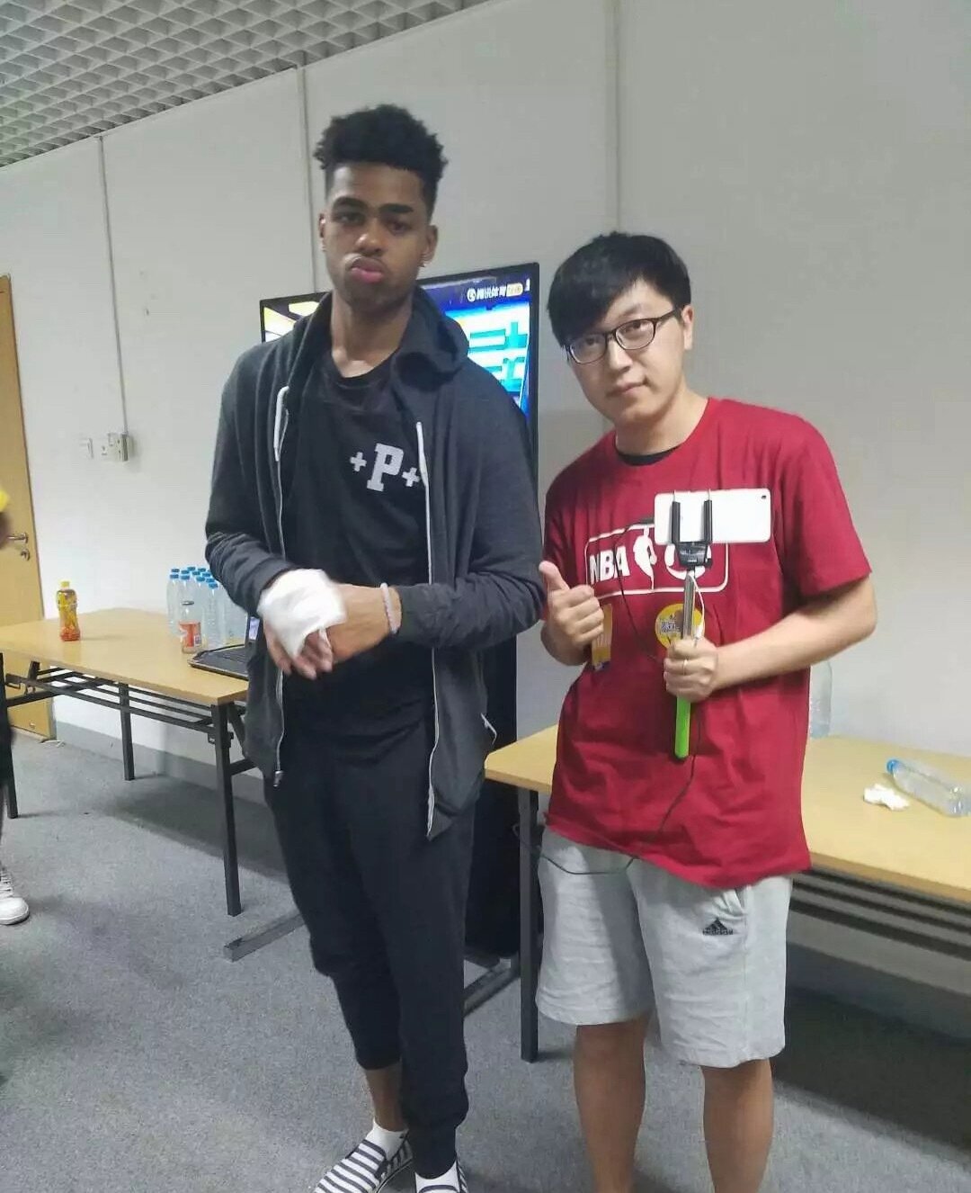 #拉塞尔签约上海男篮#
十年前刚被湖人选中时候的合影[doge]
上海三个外援了 要开启王朝了吗 ​