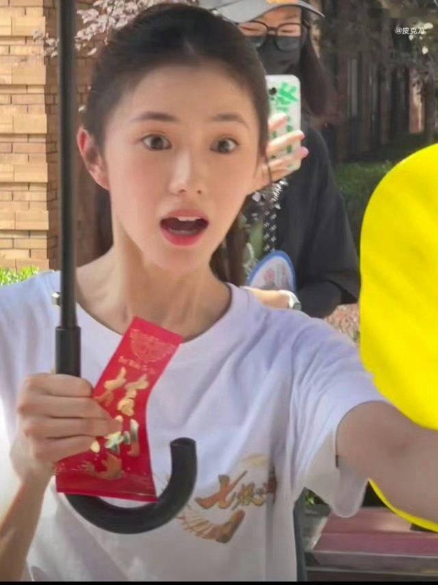 #刘浩存[超话]#  lhc #刘浩存美顺与长生# lhc #刘浩存刘美顺# 

 不管有多少黑暗，也不管有多少转弯，用最初的心陪你走最远的


刘浩存｜刘浩存徐栀｜刘浩存木代｜刘浩存陷入我们的热恋｜刘浩存七根心简 ​