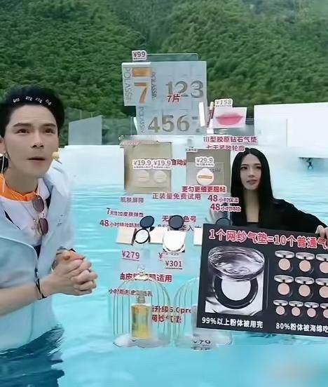 向佐直播间里站着个“郭碧婷”，黑长直，大眼睛，全程不说话，就负责站那。
女孩自己发帖，说商家花钱请她当“平替”，不用开口，当个活招牌就行。网友直接炸了，说向家这是把“像”字玩成流量密码了。
都知道郭碧婷不爱直播，佛系得很。向太亲口说过，百亿家产信托都交给郭碧婷管，把她夸成“拿捏全家”的好媳妇。