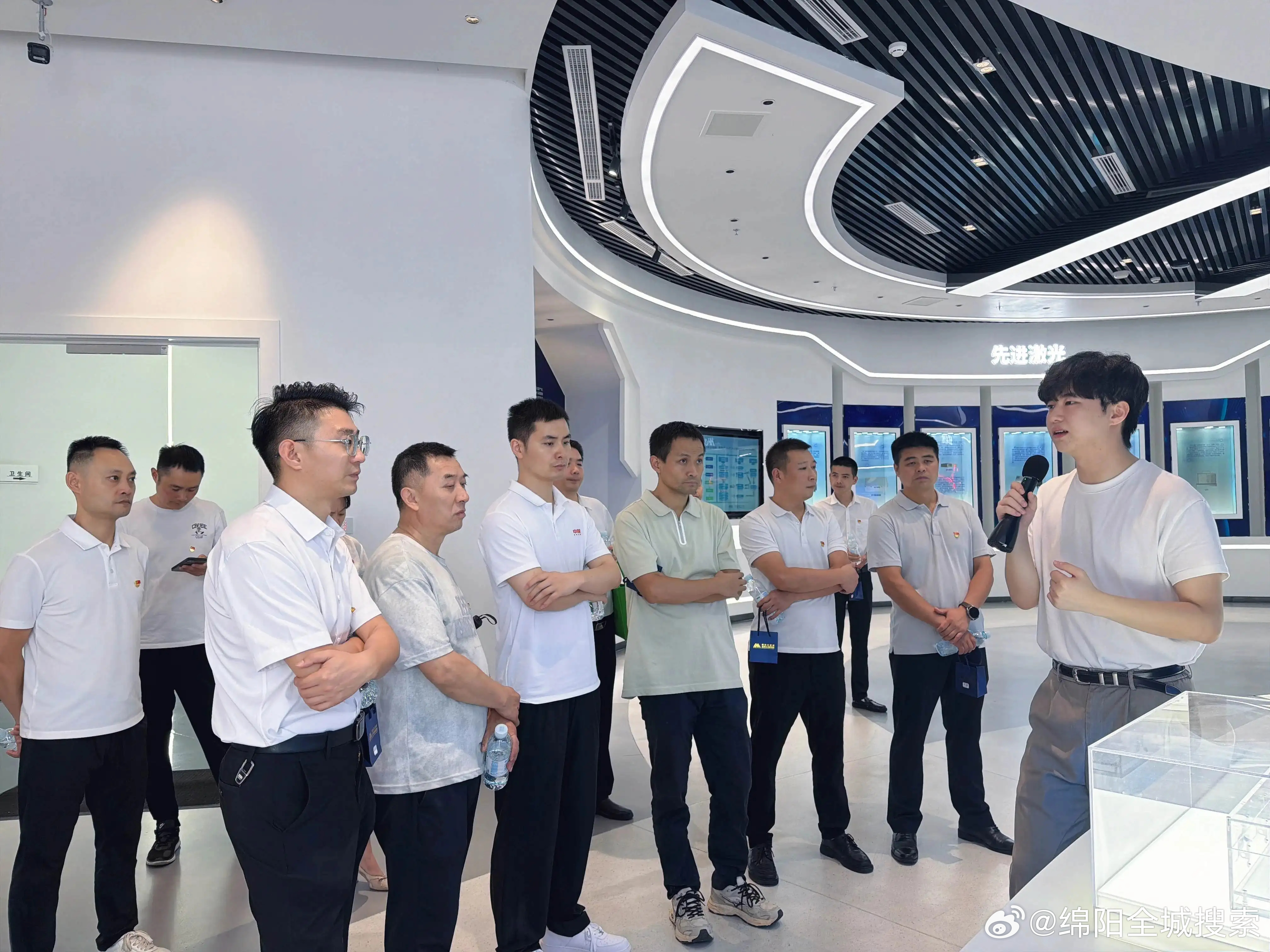 绵阳市游仙区忠兴镇四十余名基层干部走进激光聚变科普研学基地，开展主题党日联建激光聚变科普基地研学活动，活动以党建为纽带搭建院地合作桥梁，为忠兴镇农业发展请来一位“科技家教”，让前沿科技力量扎根田间沃土，为全镇乡村振兴注入科创动能。（文/图：游仙融媒 李洋 叶南君）#绵阳生活# ​