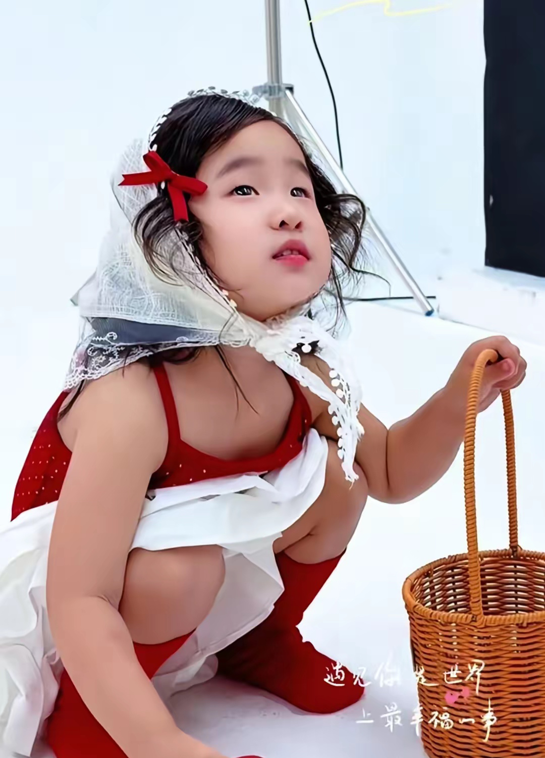 75岁张纪中的小女儿两岁生日写真曝光，长相酷似父亲！

小龙珠迎来两岁生日，妈妈杜星霖带她拍摄主题写真。镜头里的小龙珠换上多套造型，拎小篮子、穿浅蓝色公主裙，面对镜头配合度很高，五官复刻张纪中，辨识度很强。

张纪中曾打造《天龙八部》《神雕侠侣》等经典金庸改编剧集。他与杜星霖2017年登记结婚，小龙