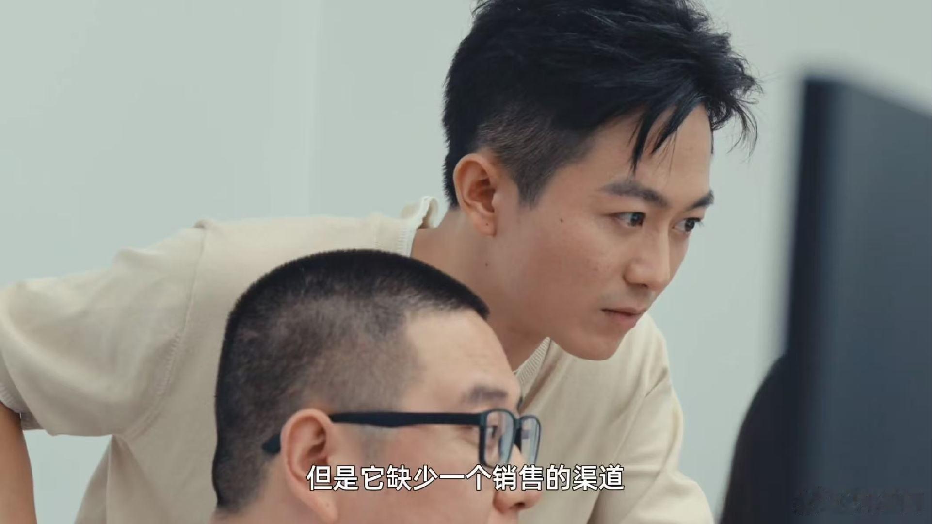 #60美元深圳AI眼镜在美国卖爆#不少硬件研发容易陷入功能堆砌误区，技术层面实现不等于好用，一款产品能否留住用户，要看大家是否愿意高频日常使用。#00后侄子带80后叔叔勇闯美国# ​