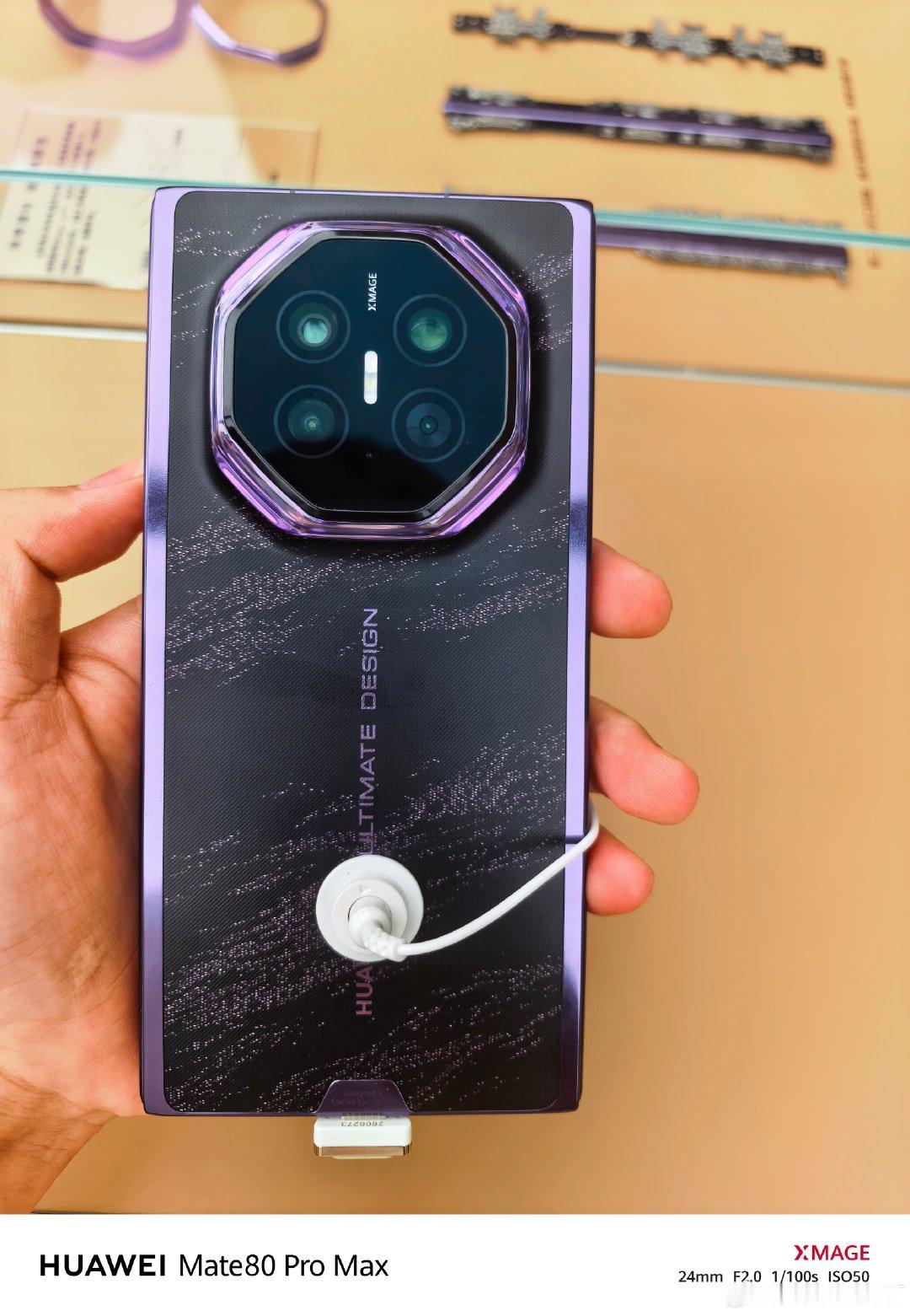 华为 Mate XT2，上手体验
首款逻辑折叠τ定律:麒麟9050Pro
余总说的硬件防窥+左右物理防窥
#华为matext2价格##华为发布会#  ​