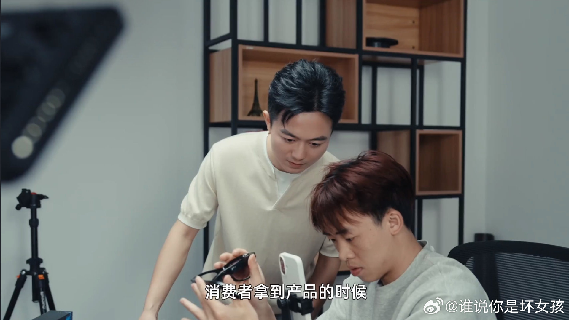 #60美元深圳AI眼镜在美国卖爆#一款智能硬件想要长久留住用户，首要前提是拥有日用品一般自然舒适的佩戴感，在此之上再去拓展各类智能化功能。#00后侄子带80后叔叔勇闯美国# ​