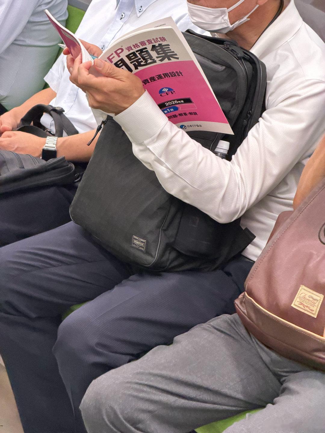 日本小哥地铁上也刷题呢  ​