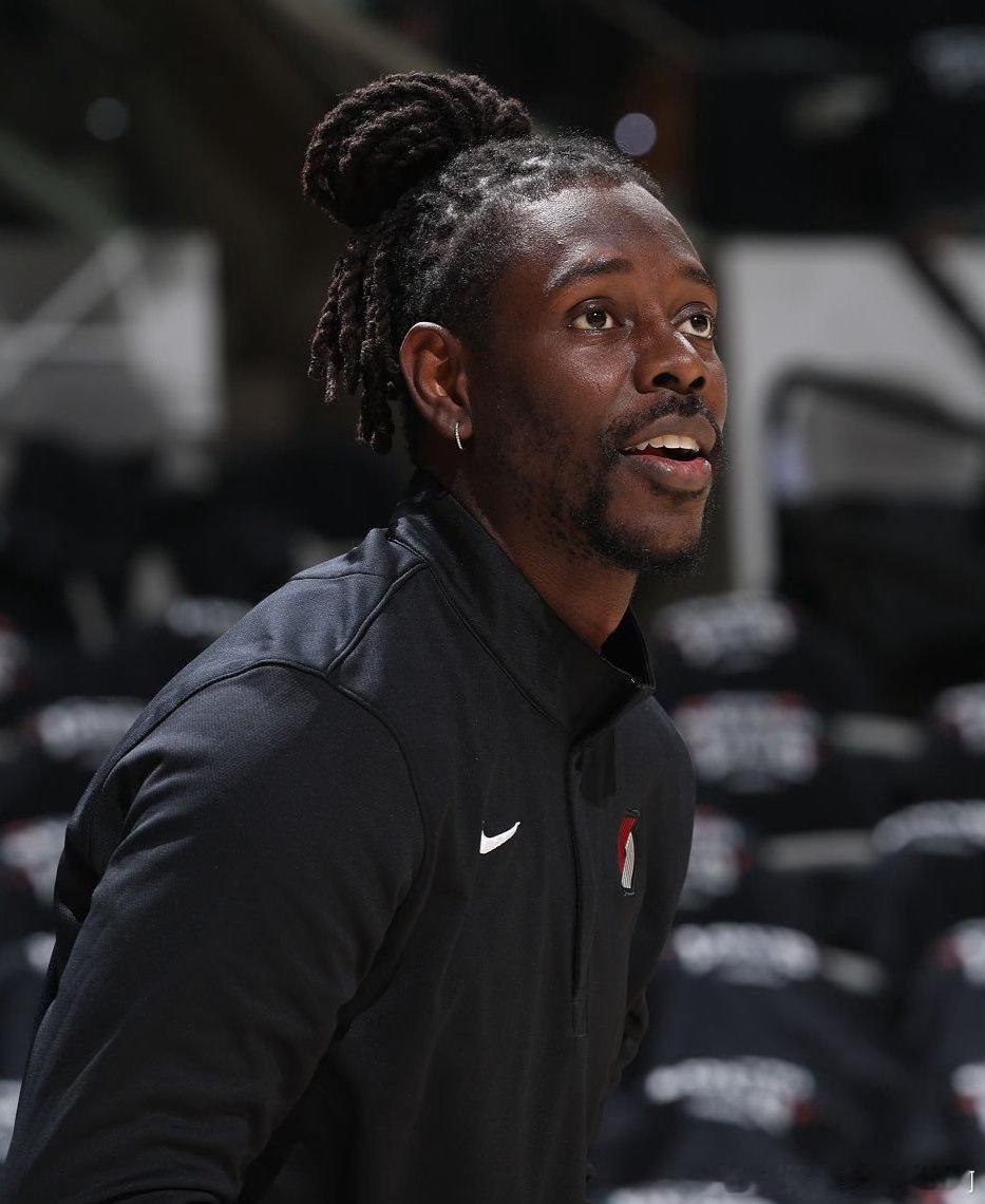 NBA   【波特兰开拓者队将朱·霍勒迪摆上交易货架】 据NBA知名记...