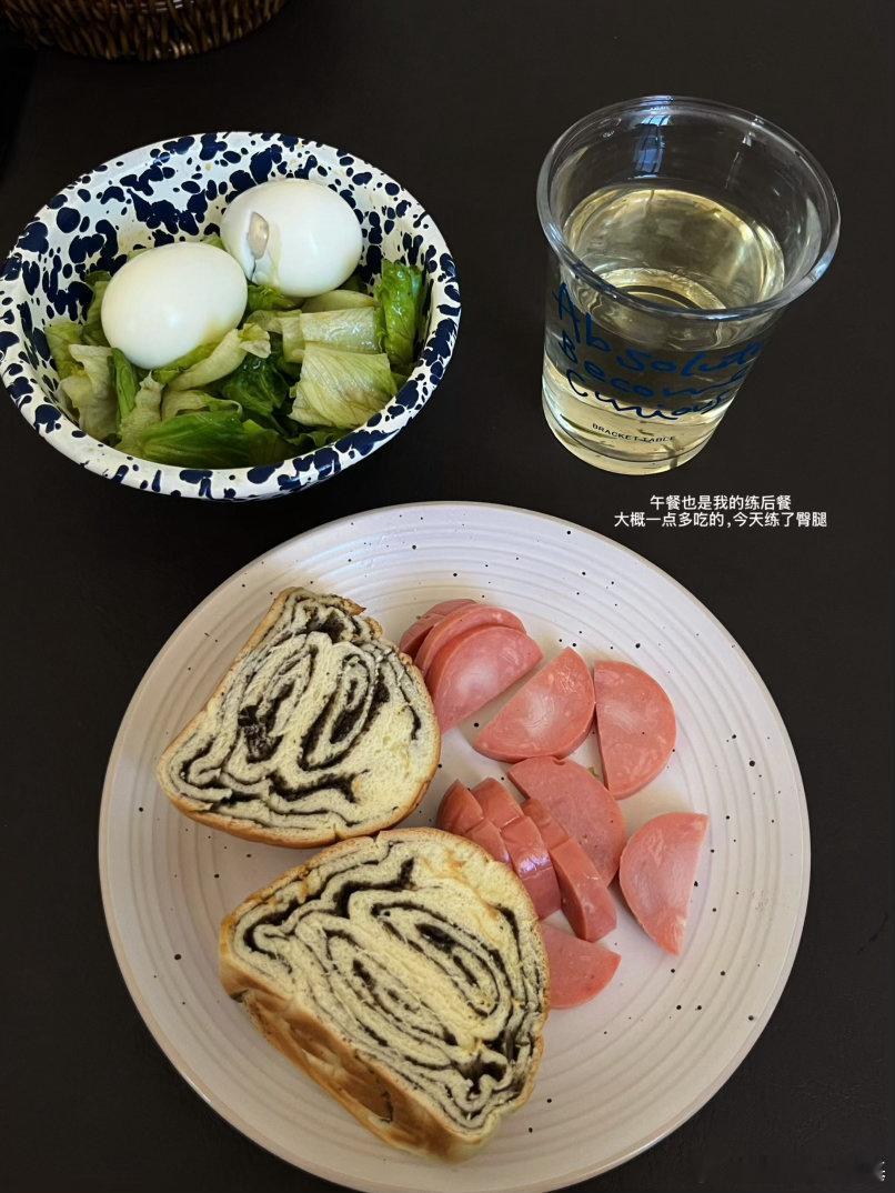 刷脂第三天的吃吃练练 今天相对干净，小零食就在晚上从学校回来又饿又累的...