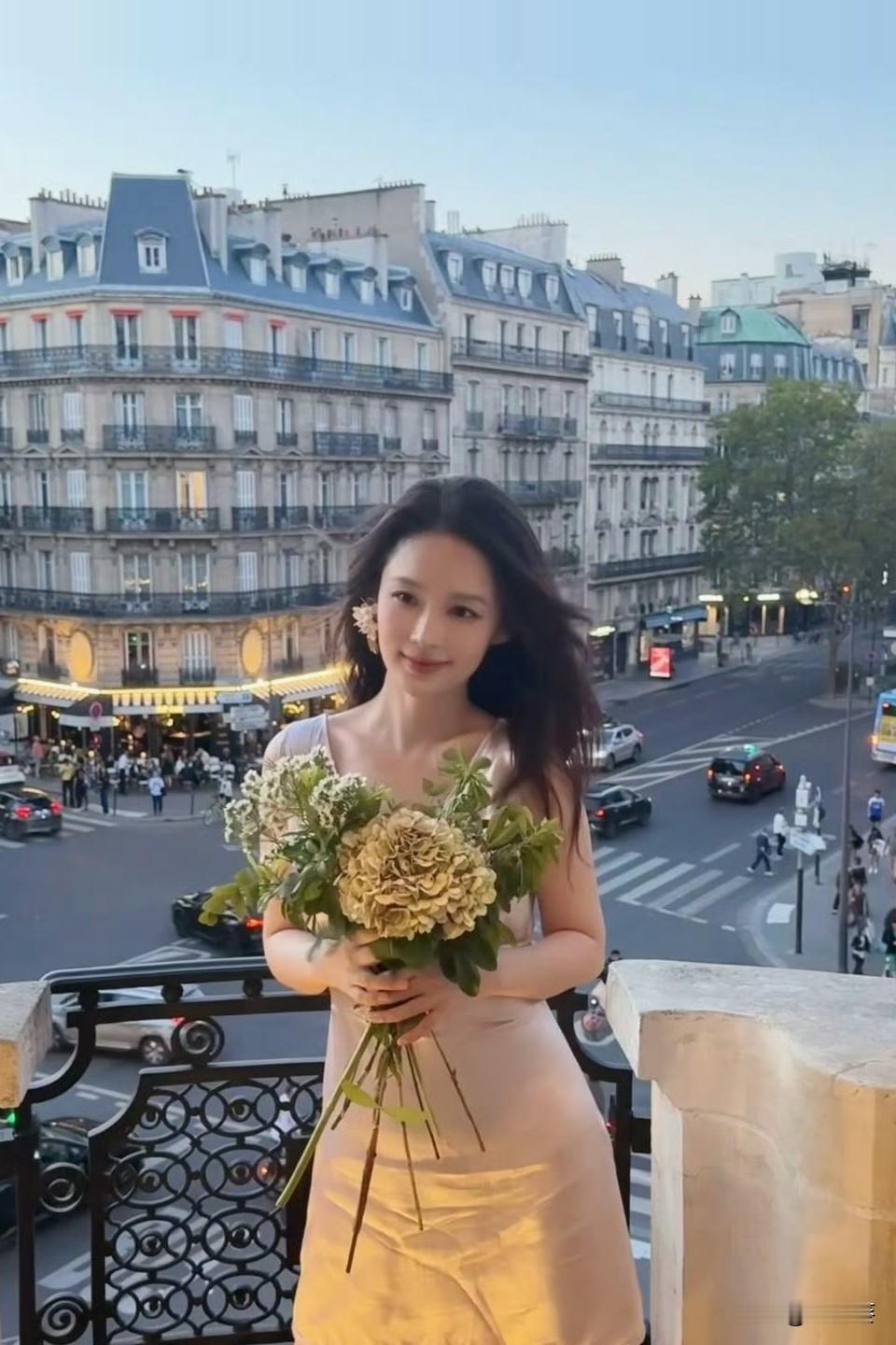 赵今麦说李沁私下是个好玩的人
比起千篇一律夸漂亮，能发现对方性格里有趣的一面，才是真的有留意到本人。秀场偶遇还互相拍照，美女之间的双向欣赏简直百看不厌。少女感从来不是年龄标签，是整个人鲜活松弛的状态。赵今麦和李沁这次同框好舒服，随口一句“她很好玩”，真诚永远最打动人。李沁形容赵今麦像清甜水果挞，赵今