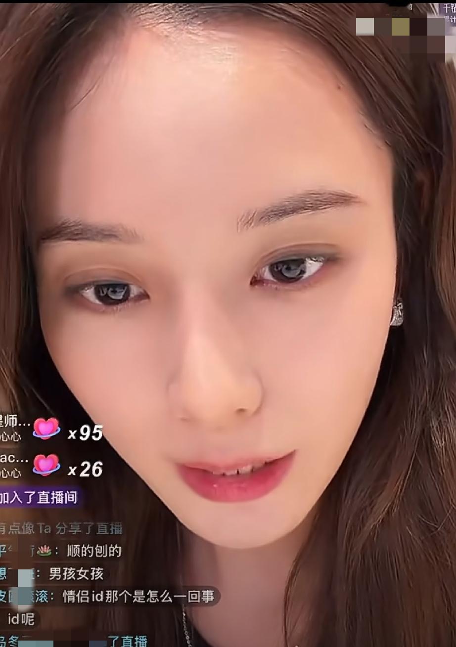 我发现黄子韬夫妻一个很奇怪的地方，官宣有娃是黄子韬先发的，但是孩子国籍问题是徐艺洋自己出来回应的，最爱直播的黄子韬怎么这时候下线了？

其实这都是徐艺洋为了保护好俩人互联网这碗饭。

都知道黄子韬脾气一点就燃，这要是让他回应，他一看有造谣自己孩子的人，下一秒就破口大骂了，直播也给强制下播了。

但是