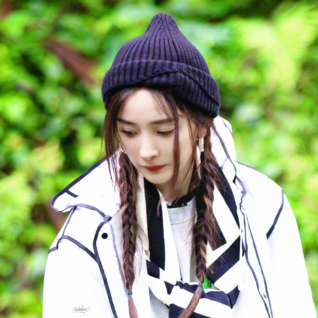 ▶🏕️漫步田野之间💚
（俺们双马尾幂就是这样萌萌的[兔子]） ​