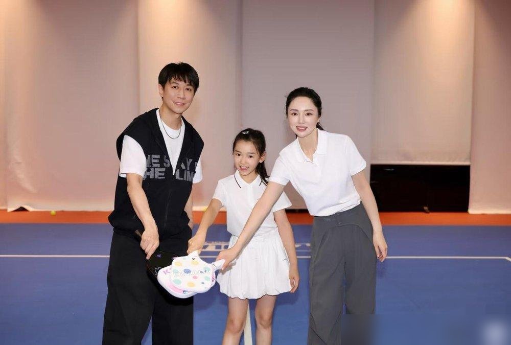 董璇二婚老公跟小酒窝打匹克球，那画面一出来我就信了，这重组家庭是真过日子的。
俩人配合默契，张维伊全程护着孩子，小酒窝笑得那叫一个松弛。不是摆拍，是那种天天在一块儿待着才有的熟稔。10岁小姑娘，净身高都142.5了，站他旁边一点不怯，亲闺女似的。
董璇上《毛雪汪》说过，再婚就图个稳当，图个有人把