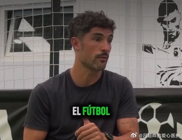 听到利雅得胜利欠薪时C罗的选择⚽
明明是属于自己的薪资，他却要求俱乐部先结清队友拖欠半年的薪水。
这件事无关名气，是发自内心照顾身边人的担当。

他本可以只管好自己的收入🤍
但看到队友陷入困境，主动站出来争取，更衣室里也一直乐于伸出援手。
球场上大家讨论进球与胜负，球场下的人品更打动 ​