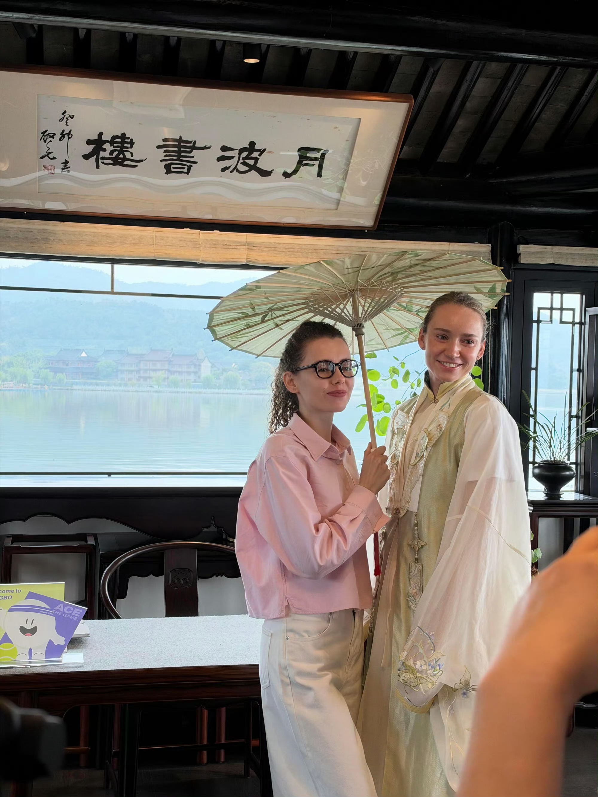 莱巴金娜已经够美了，没想到她的姐姐安娜更美！

虽然姐姐比莱巴个头低一点，但五官美艳动人，身材也好好，从公开活动的照片看，衣品也相当不错哦。

两姐妹都是大美女，但长得不像，姐姐安娜更像妈妈，莱巴金娜更像爸爸。

姐姐安娜现在常住上海，有自己的事业和生活，但对莱巴金娜的关注一点不少。

莱巴在社媒上