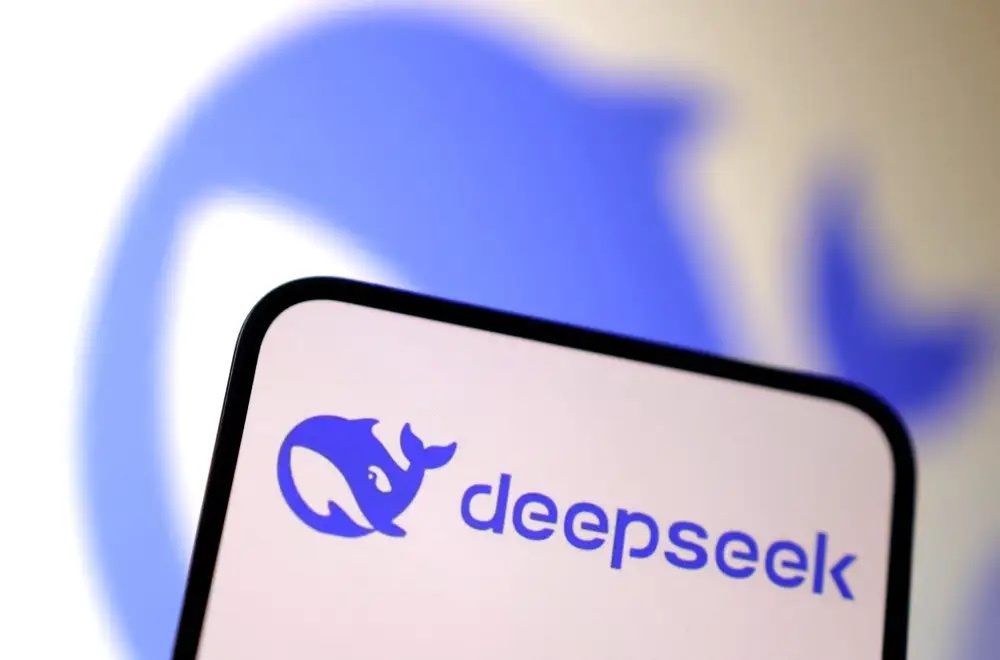 在春节发布新版本席卷全球后，DeepSeek又“加班”了：在国庆期间再次更新。10月3日，国产大模型龙头DeepSeek智能体框架DeepSeek Harness发布了新版本，强化插件化和跨平台能力，加入了实验性Claude Code Mods兼容层——这也意味着，美国AI巨头Anthropic旗下Claude Code开发的部分扩展功能，理论上可以 ​