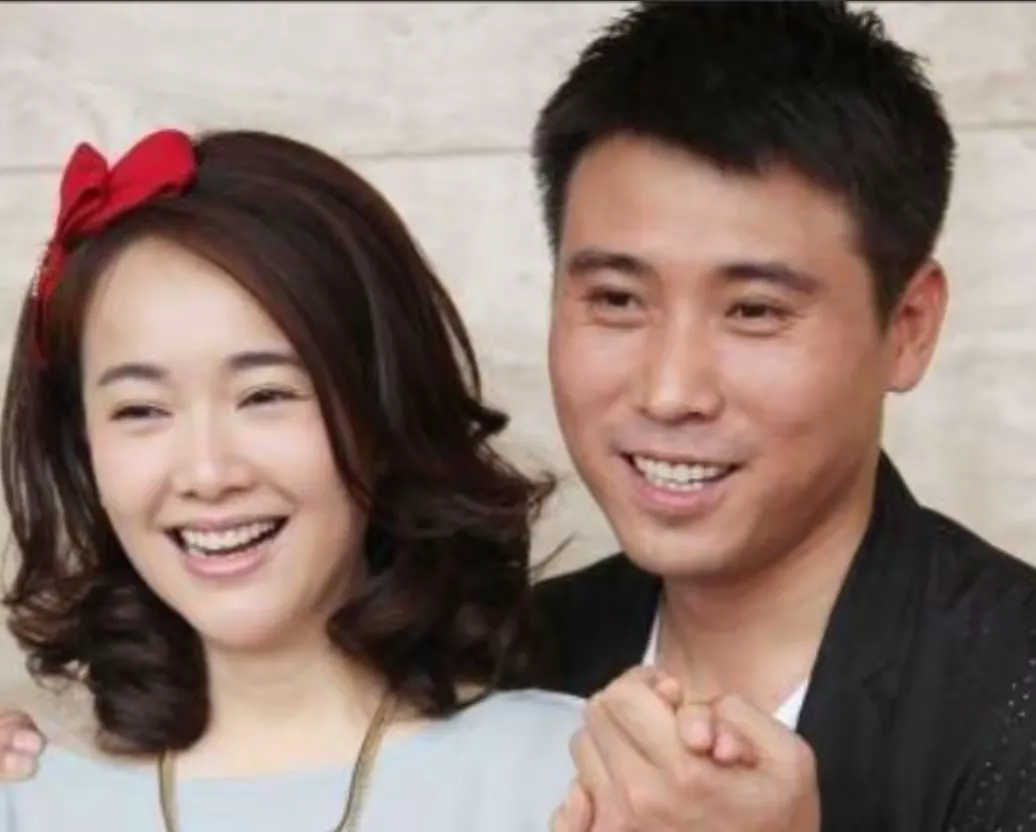 上交全部工资，却偷偷藏10万私房钱！李乃文被妻子当场抓包，结局让人意外

把全部收入上交家里，背地里悄悄攒下十万现金，藏了整整三年，打扫卫生时意外被妻子发现。换做普通家庭，大概率要爆发一场争吵，可演员李乃文遇上这件事，最后的处理方式，反倒戳中无数已婚人的内心。

很多人都好奇，工资全数上交，为啥还要