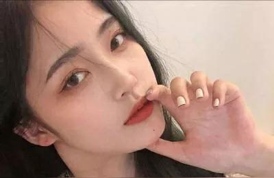 优雅女孩，指尖轻抚，气质满分💅💋