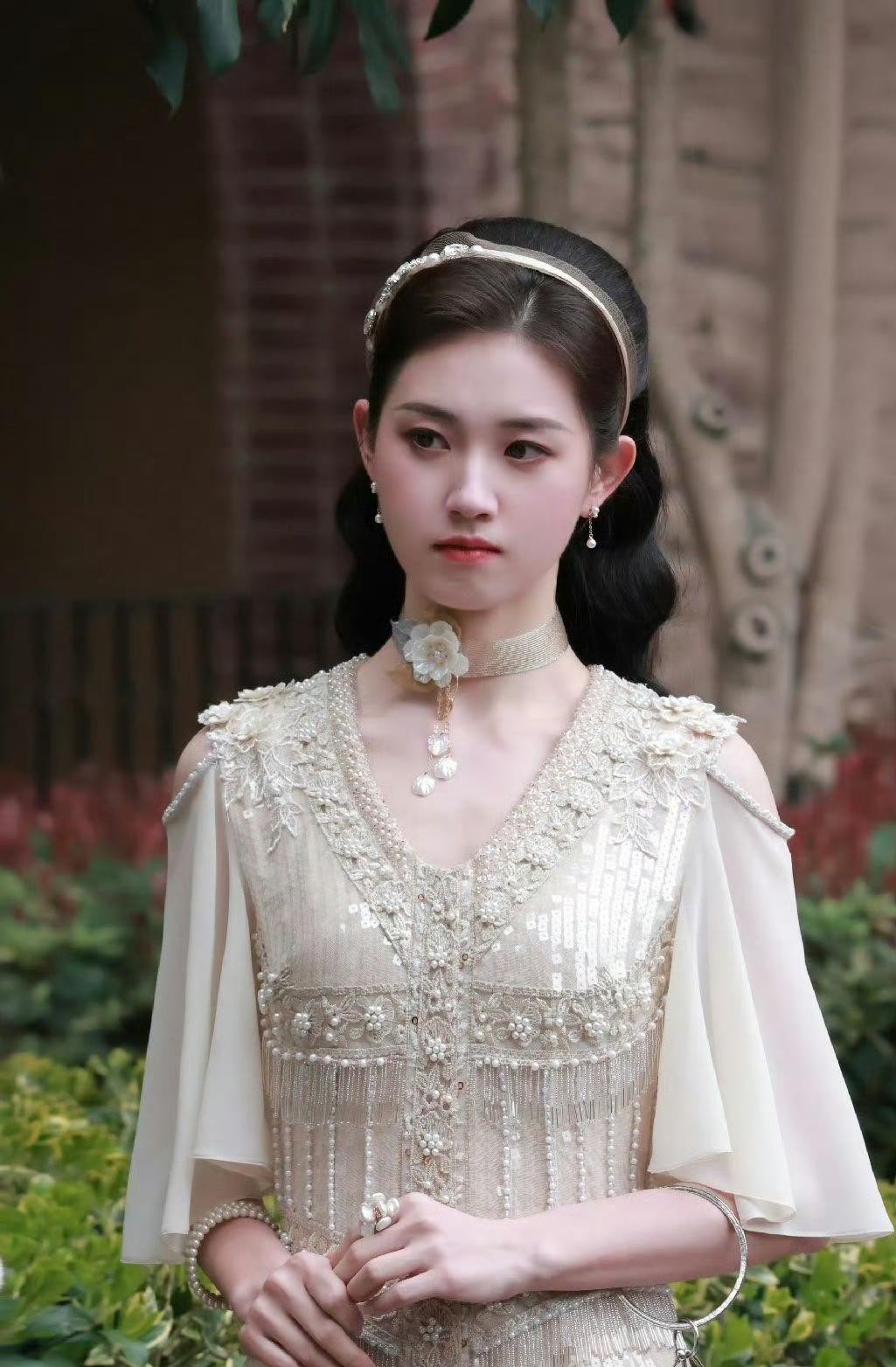很多人以为短剧演员跳到传统影视圈只能沦为炮灰，27岁的郭宇欣却反手给市场泼了一盆冷水。
之前她和周也那场闹得沸沸扬扬的风波，换做普通新人，路人缘可能早被撕得稀碎。
结果风头过去之后，她不仅没哑火，辨识度和讨论度反而一路狂飙。
在竖屏短剧那一亩三分地里，她早就把流量密码摸透了。《盛夏芬德拉》直接