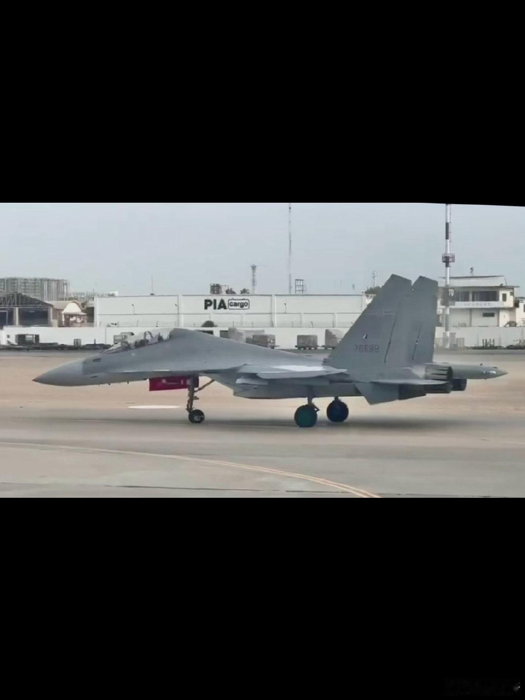 #中埃文明之鹰2026# 
  家乡的飞机再一次出现在报道中
  西部战区“雾都雄鹰”旅的J-16，经停巴基斯坦卡拉奇机场，最终抵达埃及。途中被网友拍到 ​