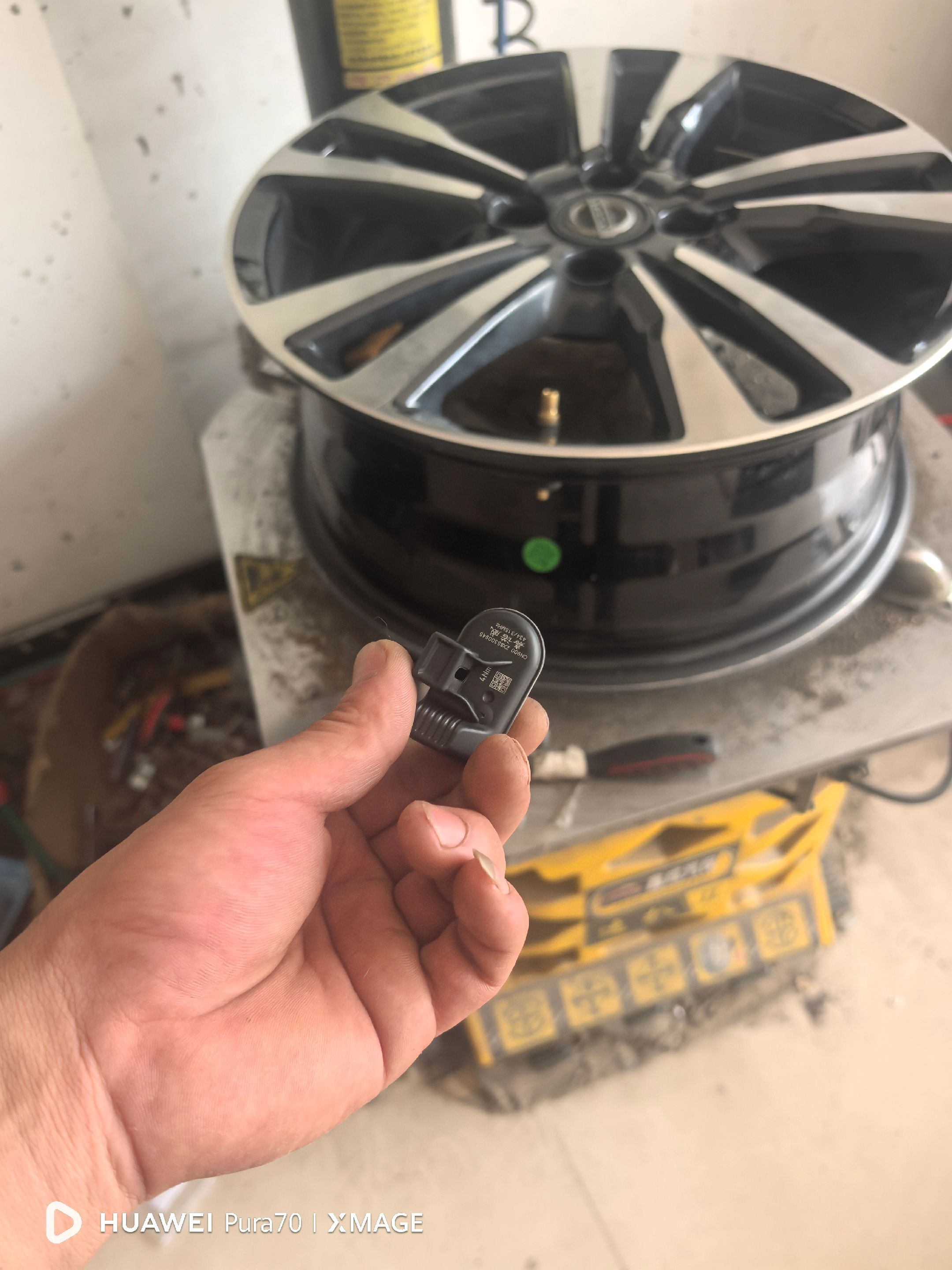 换轮胎我是专业的 日常保养换轮胎 这就是干汽修的日常 汽车维修vs保养 汽车维修保养，这就是汽修人
