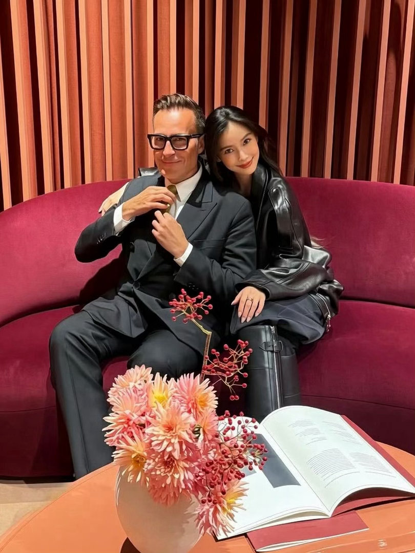 Angelababy和爱马仕总监老友合照再加一[喵喵] ​