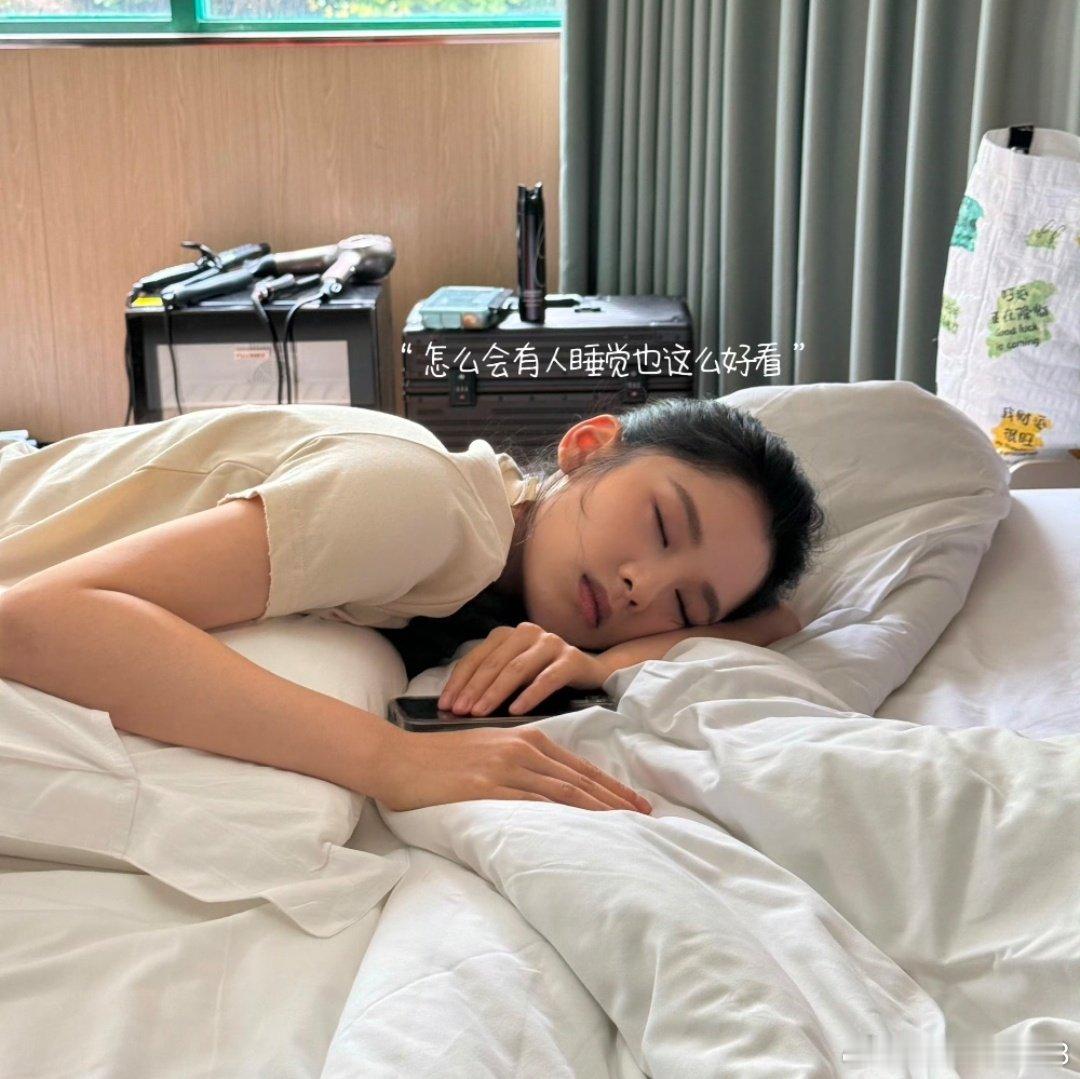 #张婧仪[超话]# zjy#张婧仪代言比亚迪秦max#zjy#张婧仪雾里青杀青特辑# zjy#夏日Highlight时刻# 
宝宝，如果累了就休息会吧！
​