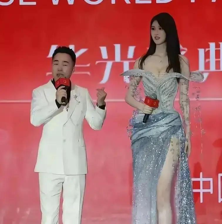 女明星在红毯上拼的从来不是礼服有多贵，而是裙摆底下到底垫了多少公分的“血肉梯子”。
官方身高报个一米六出头，脚底踩着前掌八公分、后跟奔着二十公分的防水台，硬生生把自己拔成一米八的巨人。
那裙子一撩开，底下哪是什么高跟鞋，根本就是踩了两块刷着亮漆的红砖。
看着都觉得脚踝骨头在哀鸣，可换你站上去，