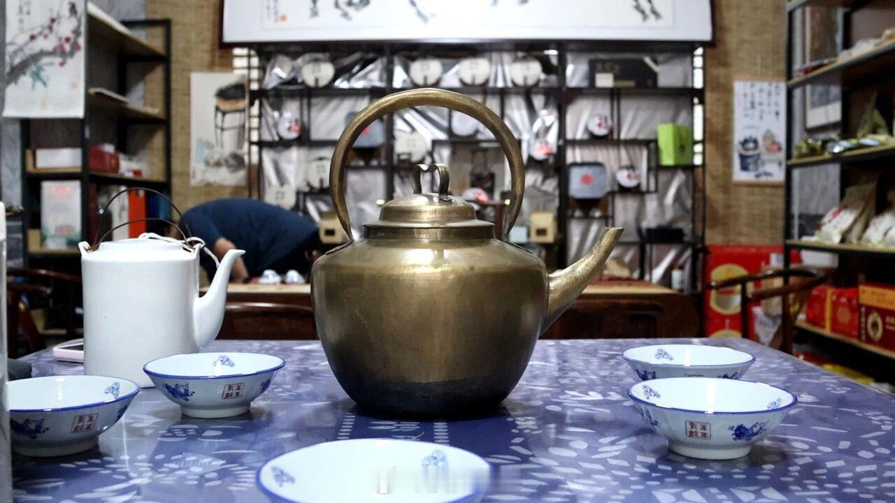长假落幕｜#秋日无棣古城# ，错峰赴一场松弛古韵之旅#滨州文旅##文化服务在您身边# 
国庆假期落幕，无棣古城好戏不停、古韵常有！秋高气爽，各类非遗展演持续上演。游人往来依旧，少了高峰喧嚣拥挤，多了一份从容闲适。正是国庆后错峰出游黄金时段，慢悠悠逛千年古邑、细细品读儒风雅韵，这才是旅行该 ​