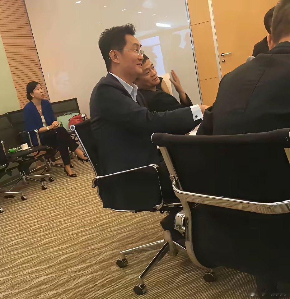 马化腾与马云等人在一起聚餐时的一幕，两人靠在一起聊的十分投入。 ​