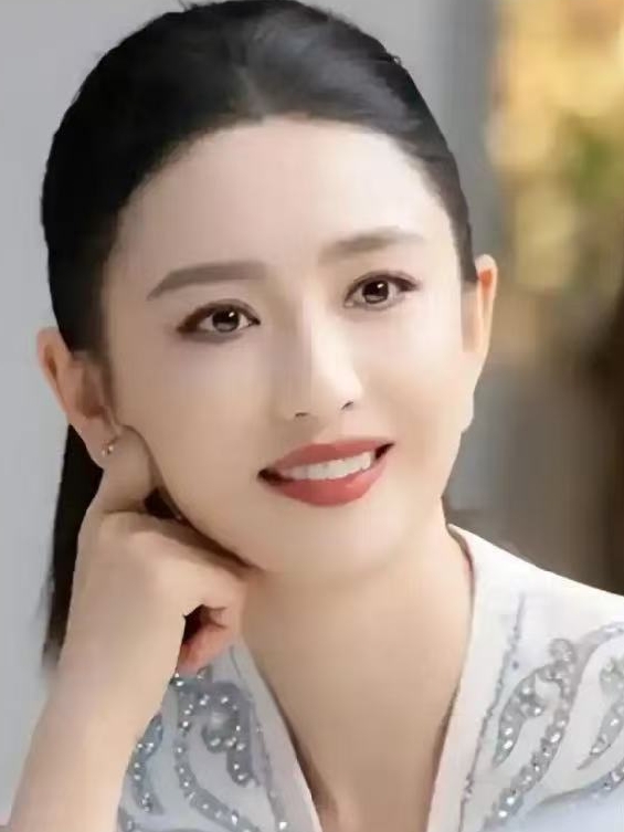 佟丽娅说，17年我和陈思诚的事情被爆出来的时候，我整整想了很久。那时候没有立刻说分开，不是我懦弱，也不是妥协，只是心里放不下还那么小的朵朵
一场闹得沸沸扬扬的网络风波伴随着各种声音持续发酵，而随着杭州课程的顺利开完，身处风波之中的季志华律师已经安安稳稳地返回。那些在键盘上争得不可开交的声音虽然看似热