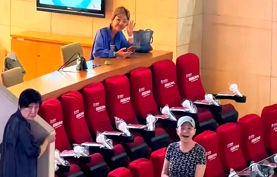 66岁的宋丹丹坐在台下挥着荧光棒，身上的黑白圆圈T恤被人认了出来，那是20年前的旧衣服。

她没搞什么高定礼服，就顶着个棒球帽，在人群里跟着那英的节拍晃悠。眼尖的网友翻出老照片，这件衣服当年拍《家有儿女》时她就穿过。

这俩人认识三十多年了，平时被拍到也是素面朝天在商场瞎溜达。没那么多名利场的推杯换