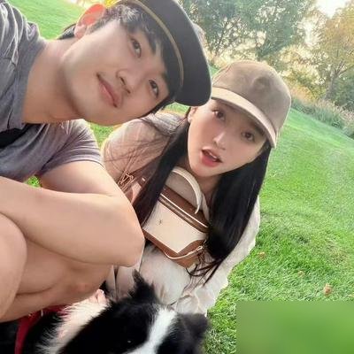 金莎晒了张“一家三口”的合照，我第一反应是她什么时候生的？

跟孙丞潇领证才几个月，这进度也太快了。结果图一放大，中间蹲着的是那条叫拉斐尔的狗。
行吧，狗也算家里人。她之前给这条狗过生日，写小作文说晚上狗趴她怀里歪着脑袋撒娇，连呼吸声都觉得可爱。这话放别人嘴里矫情，放她嘴里，养过狗的人真没法反