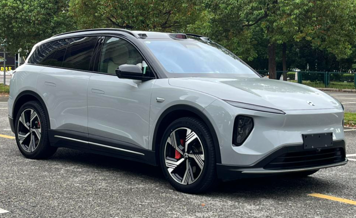 蔚来ES6 2023款 100kWh
朋友花12.98万入手蔚来ES6，一台中型纯电SUV，性价比让人眼前一亮。2023年上牌，跑了6.3万公里，选装糯米、舒享套装、21寸轮毂配置很高。100度电池续航扎实，换电体系出行补能省心，底盘质感优秀，内饰舒适配置丰富，开起来安静顺滑。
需要留意它有一次过户